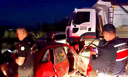 Hafriyat Kamyonu İle Otomobil Çarpıştı: 1 Ölü, 1 Yaralı