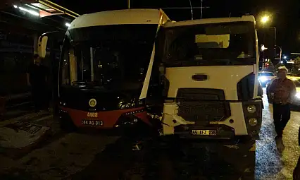 Kontrolden çıkan beton mikseri trambüse çarptı: 4 yaralı