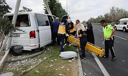 Kontrolden çıkan minibüs aydınlatma direğine çarptı: 2 yaralı