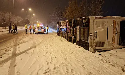 Malatya otobüsü Nevşehir'de buzlu yolda devrildi