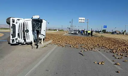 Malatya'da pancar yüklü tır devrildi: 1 yaralı