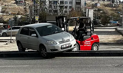Malatya'da Refüje Çıkan Otomobil Forklift Operasyonu İle İndirildi