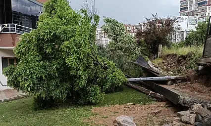 Malatya'da sağanak yağış site duvarını yıktı