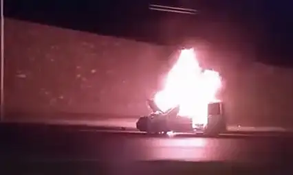 Malatya'da seyir halindeki hafif ticari araç alev alev yandı