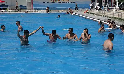 Malatya'da sıcak havalardan bunalan vatandaşlar havuzlara akın etti