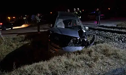 Malatya'da yük treni hemzemin geçitte otomobile çarptı: 5 yaralı