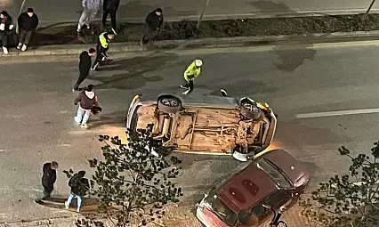 Park Halindeki Araca Çarpan Otomobil Ters Döndü: Sürücü Kaçtı