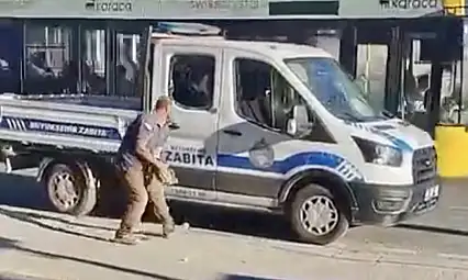 Zabıta aracına taşlı saldırı