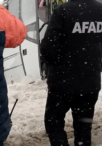 Cenaze taşıyan minibüs devrildi: 22 yaralı