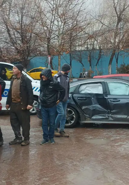 Malatya'da İşçi Servisi İle Otomobil Çarpıştı: 2 Yaralı