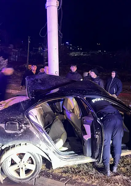 Malatya–Elazığ karayolunda otomobil Trambüs direğine çarptı: 1 yaralı