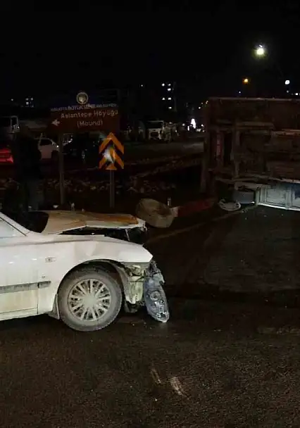 Otomobil ile çarpışan kamyonet devrildi: 1 yaralı