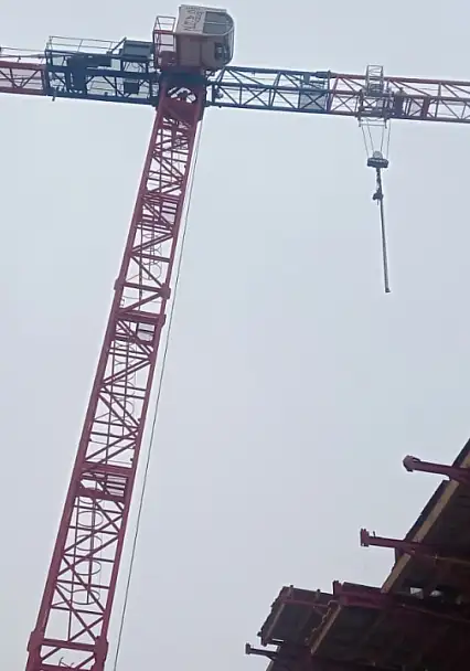 Paralarını Alamayan İşçiler İsyan Edip Kule Vinçe Çıktı