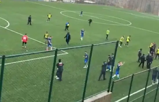 Malatya'da amatör maçta saha karıştı, futbolcular taşlı saldırıda yaralandı