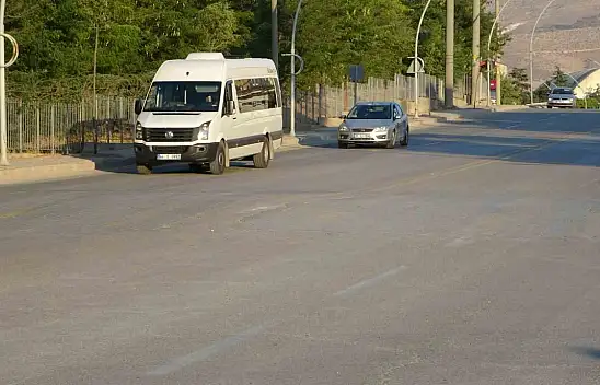 Bu kasisler araçlara zarar veriyor