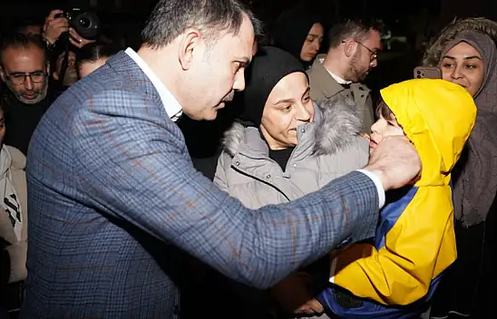 Bakan Kurum, depremde ailesini kaybeden Malatyalı Ömer Gürbüz'ü ziyaret etti