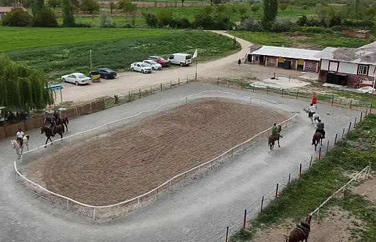 Malatya'da at sevgisi ailece yaşanıyor, tesis yoğun ilgi görüyor