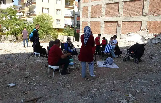 Depremle sarsılan Malatya'da vatandaşların sokaklardaki bekleyişi sürüyor