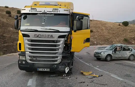 Elazığ-Malatya Karayolunda Otomobil İle Tır Çarpıştı