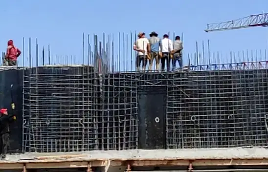 Malatya'da Halay çeken inşaat işçilerinin görüntüsü gülümsetti