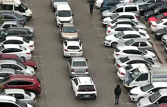 Hastane otoparkında düzensiz park sorunu sürücüleri zorluyor