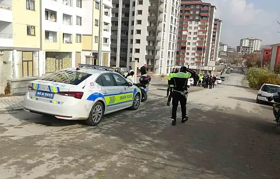 Malatya'da otomobil okula giden öğrencilerin arasına daldı!