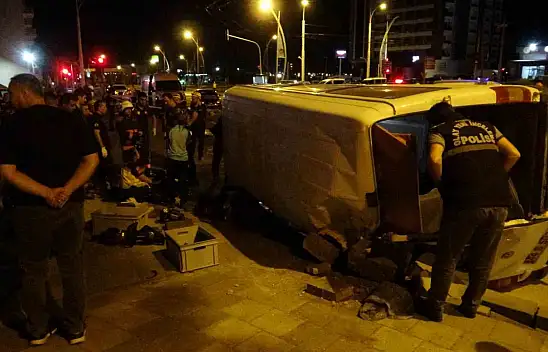 Malatya'da 1 kişinin öldüğü, 13 kişinin yaralandığı kaza kameraya yansıdı