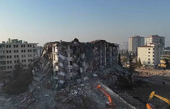 Malatya'da 5 katlı bina korna sesi ile yıkıldı