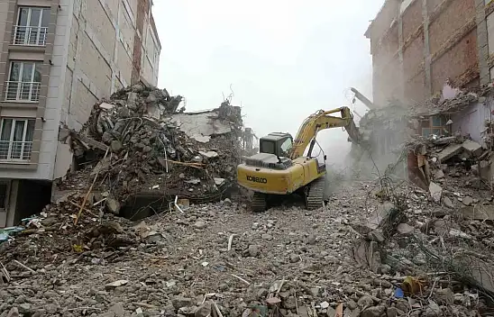Malatya'da ağır hasarlı binaların yıkım işlemleri sürüyor