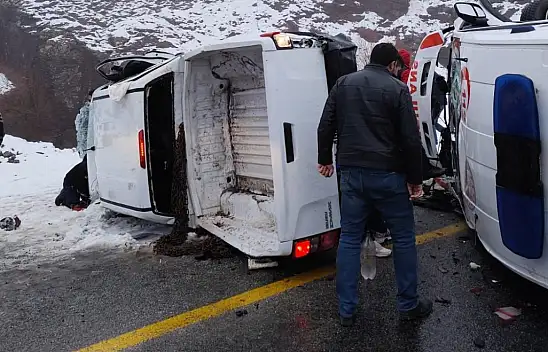 Malatya'da ambulans ile pikap çarpıştı: 1'i ağır 5 yaralı