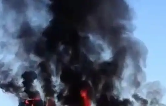 Malatya'da bariyerlere çarpan tır alev aldı