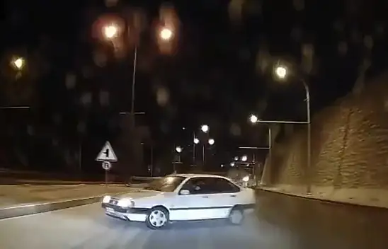 Malatya'da buzlu yolda Makas Atan Otomobil Trafiği Tehlikeye Soktu