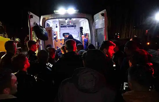 Malatya'da devrilen tırın altında kalan 2 polisten biri şehit oldu