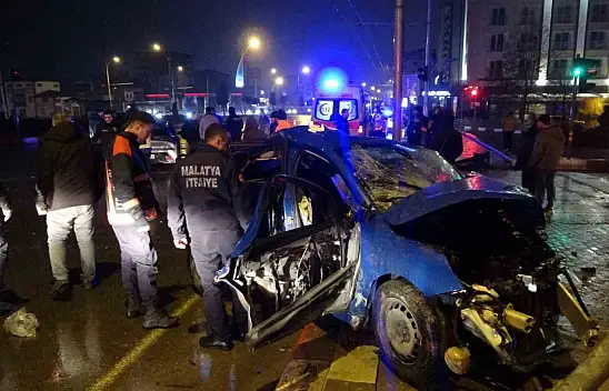 Malatya'da feci kaza... Kavşakta çarpışan 2 araç hurdaya döndü: 4 yaralı