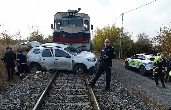 Malatya'da hafif ticari araca yük treni çarptı: 2 yaralı
