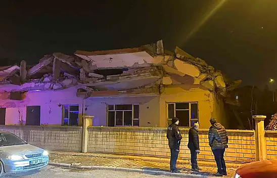 Malatya'da hasarlı 4 katlı bina çöktü
