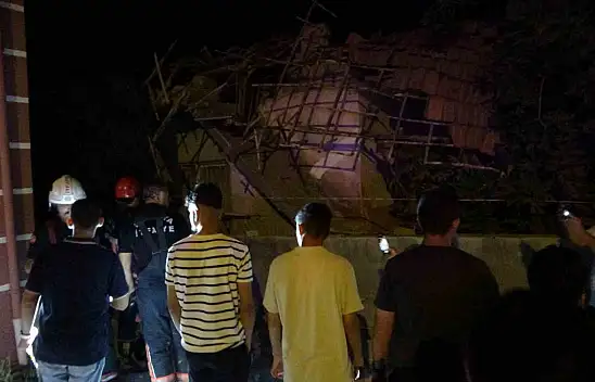 Malatya'da hasarlı evin çatısı çöktü
