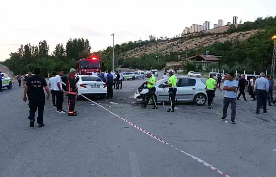 Malatya'da iki araç kafa kafaya çarpıştı: 11 yaralı