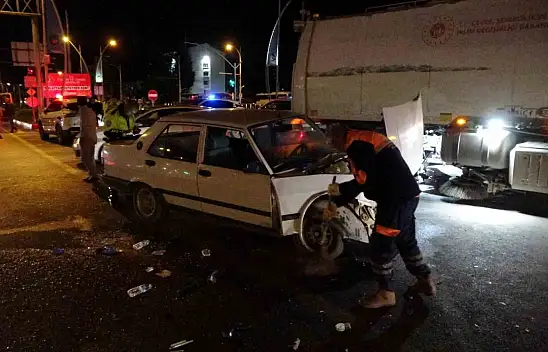Malatya'da iki aracın karıştığı kazada ortalık savaş alanına döndü: 4 yaralı