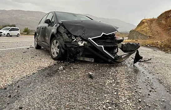 Malatya'da iki otomobil çarpıştı: 2 yaralı