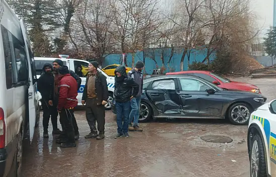 Malatya'da İşçi Servisi İle Otomobil Çarpıştı: 2 Yaralı