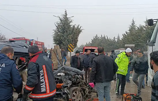 Malatya'da kamyon ile hafif ticari araç çarpıştı: 3 yaralı