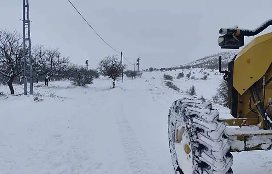 Malatya'da kar yağışı dolayısıyla çok sayıda köy yolu ulaşıma kapandı