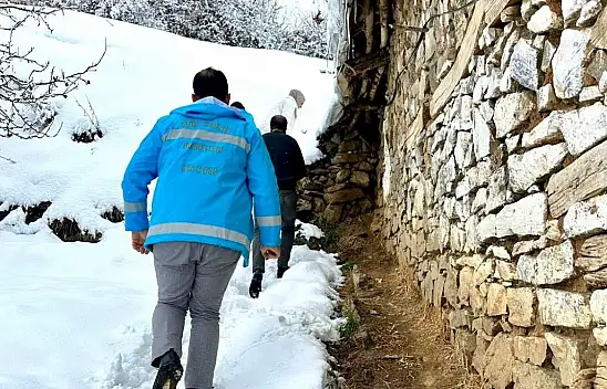 Malatya'da karlı yollar yaşlı kadın için aşıldı