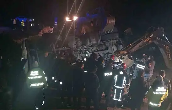 Malatya'da kazaya müdahale eden polisler tırın altında kaldı