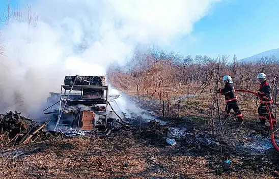 Malatya'da konteyner ve örtü yangını