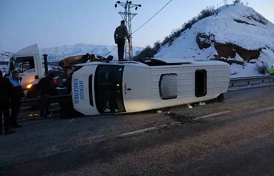 Malatya'da kontrolden çıkan minibüs devrildi: 11 yaralı