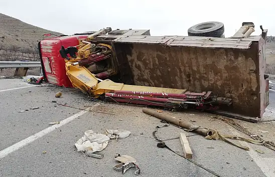 Malatya'da kontrolden çıkan vinç devrildi: 1 yaralı
