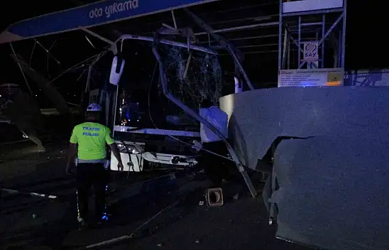 Malatya'da kontrolden çıkan yolcu otobüsü oto yıkamaya daldı: 8 yaralı