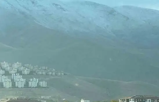 Malatya'da mevsimin ilk kar yağışı Beydağı'na yağdı
